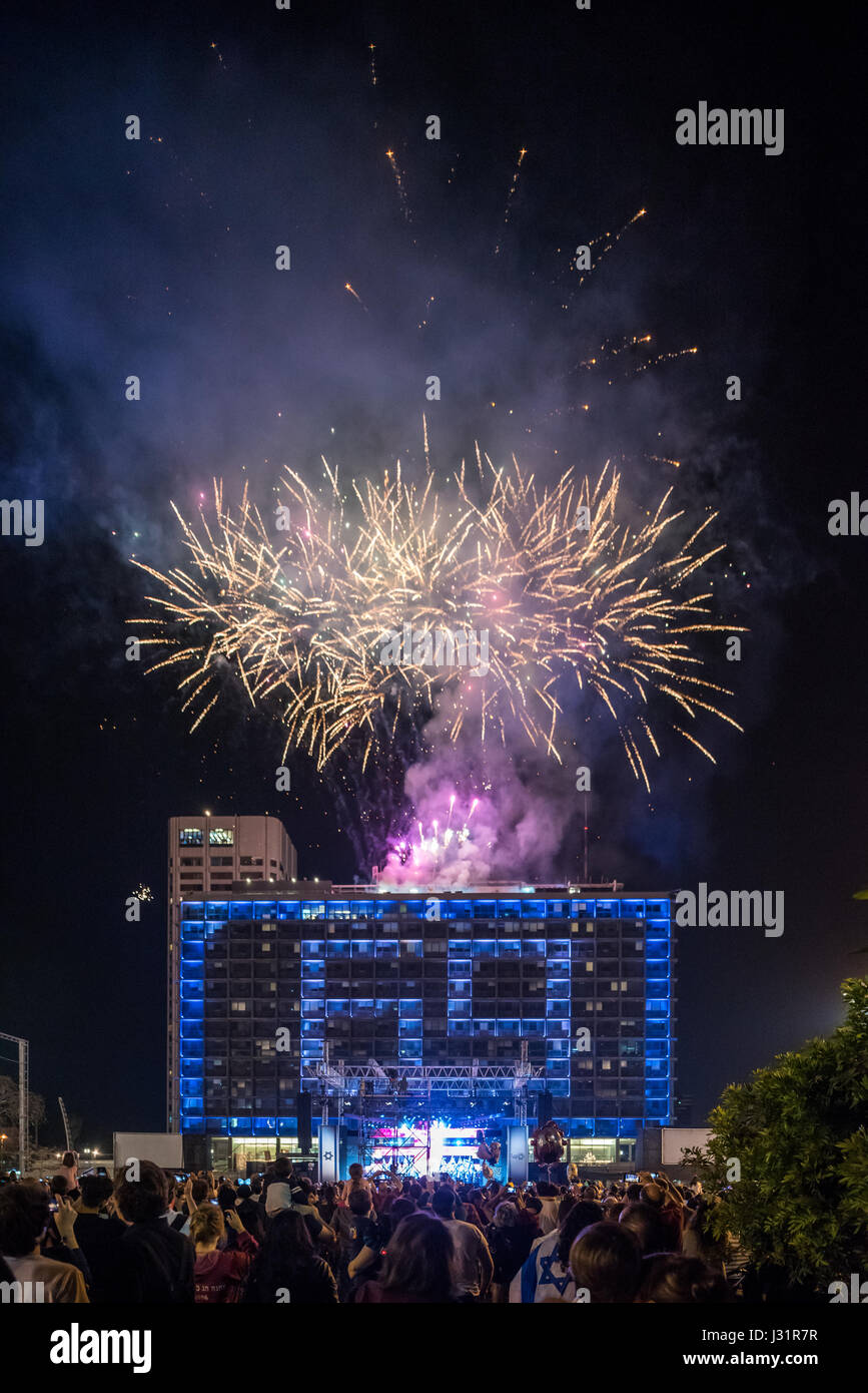 Tel Aviv Yafo, Israel. 01st May, 2017. Fireworks - celebration of yom haatsmaout - independence day may 1st 2017, Kikar Rabin, Tel Aviv-Yafo, Israel Credit: Michael Jacobs/Alamy Live News Stock Photo