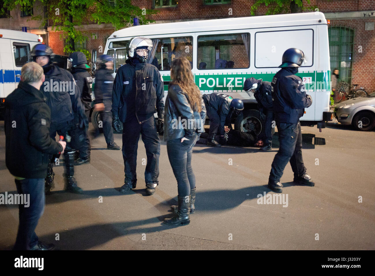 Berlin, Germany. 01st May, 2017. Simon Becker/Le Pictorium - May Day demonstration in Berlin - 01/05/2017 - Germany/Berlin/Berlin - An unauthorised demonstration of leftist groups is marching through the quarters of Kreuzberg and Neukolln and facing off with police. Stock Photo