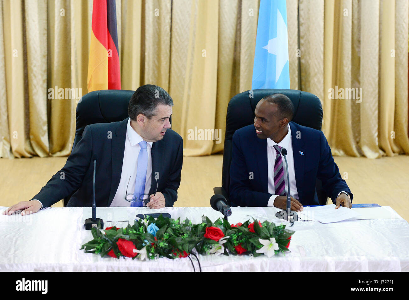 Mogadischu, Somalia. 2nd May, 2017. German foreign minister Sigmar Gabriel (SPD, R) meets Hassan Ali Khairei, the prime minister of Somalia, in Mogadischu, Somalia, 2 May 2017. Gabriel is on the second day of his visit to Africa. Photo: Maurizio Gambarini/dpa/Alamy Live News Stock Photo