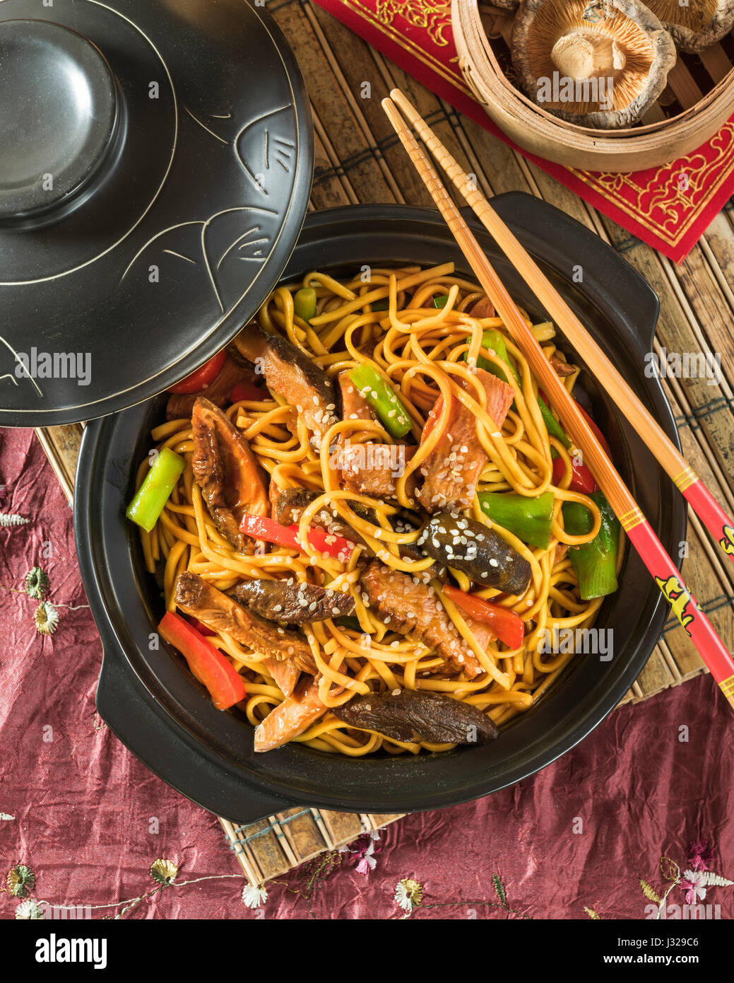 Hoisin duck noodles. Chinese food Stock Photo - Alamy