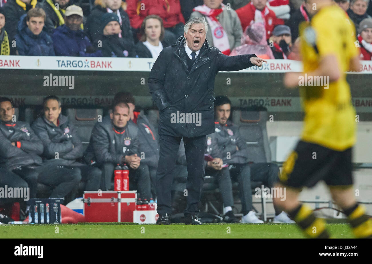 German Soccer Trophy, Munich, April 26, 2017 Trainer Cheftrainer Carlo Ancelotti (FCB) Gesticulates and giving instructions, action, single image, ges Stock Photo
