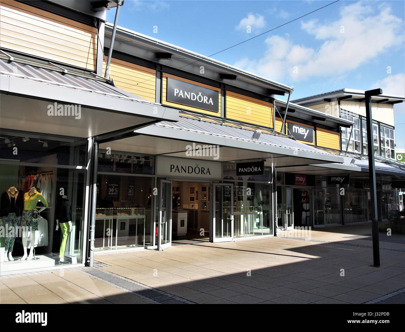 Page 2 - Outlet center High Resolution Stock Photography and Images - Alamy