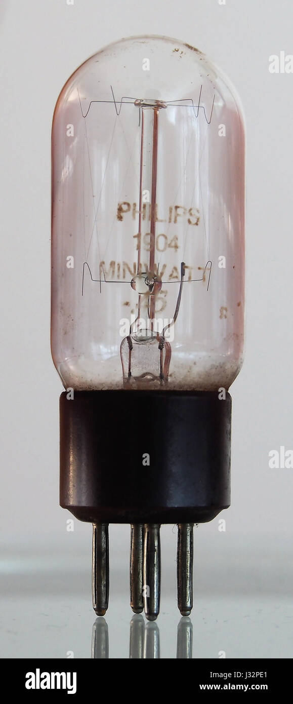 Steen Per ongeluk vertel het me Philips 1904 Miniwatt 45 radiolamp pic1 Stock Photo - Alamy