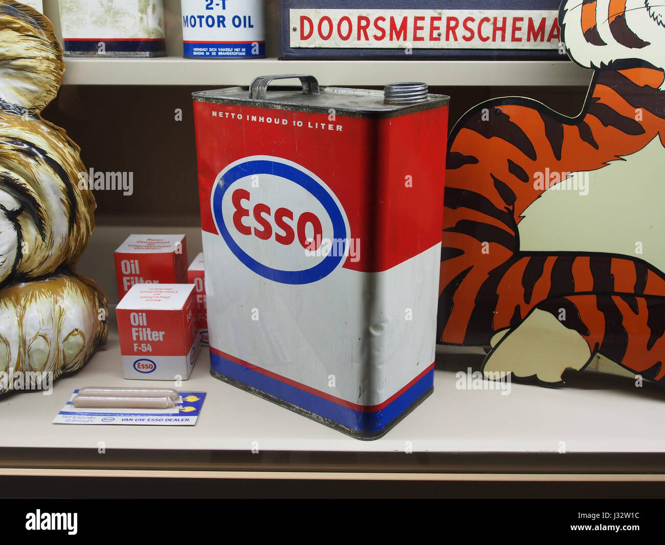 Oud Esso 10 liter blik Stock Photo Alamy