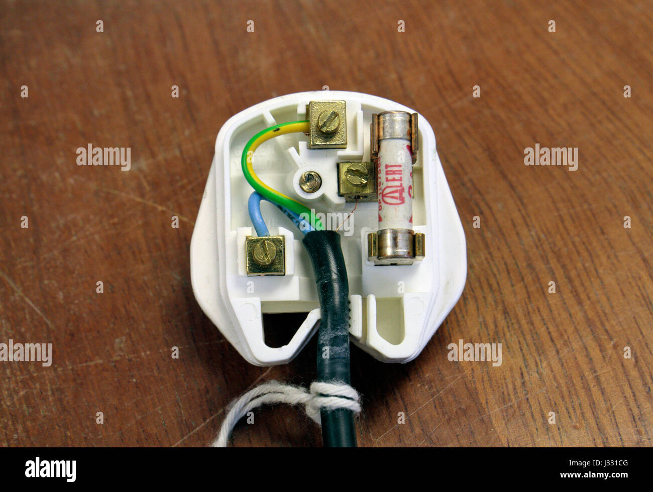 How to distinguish the neutral wire, live wire and ground wire