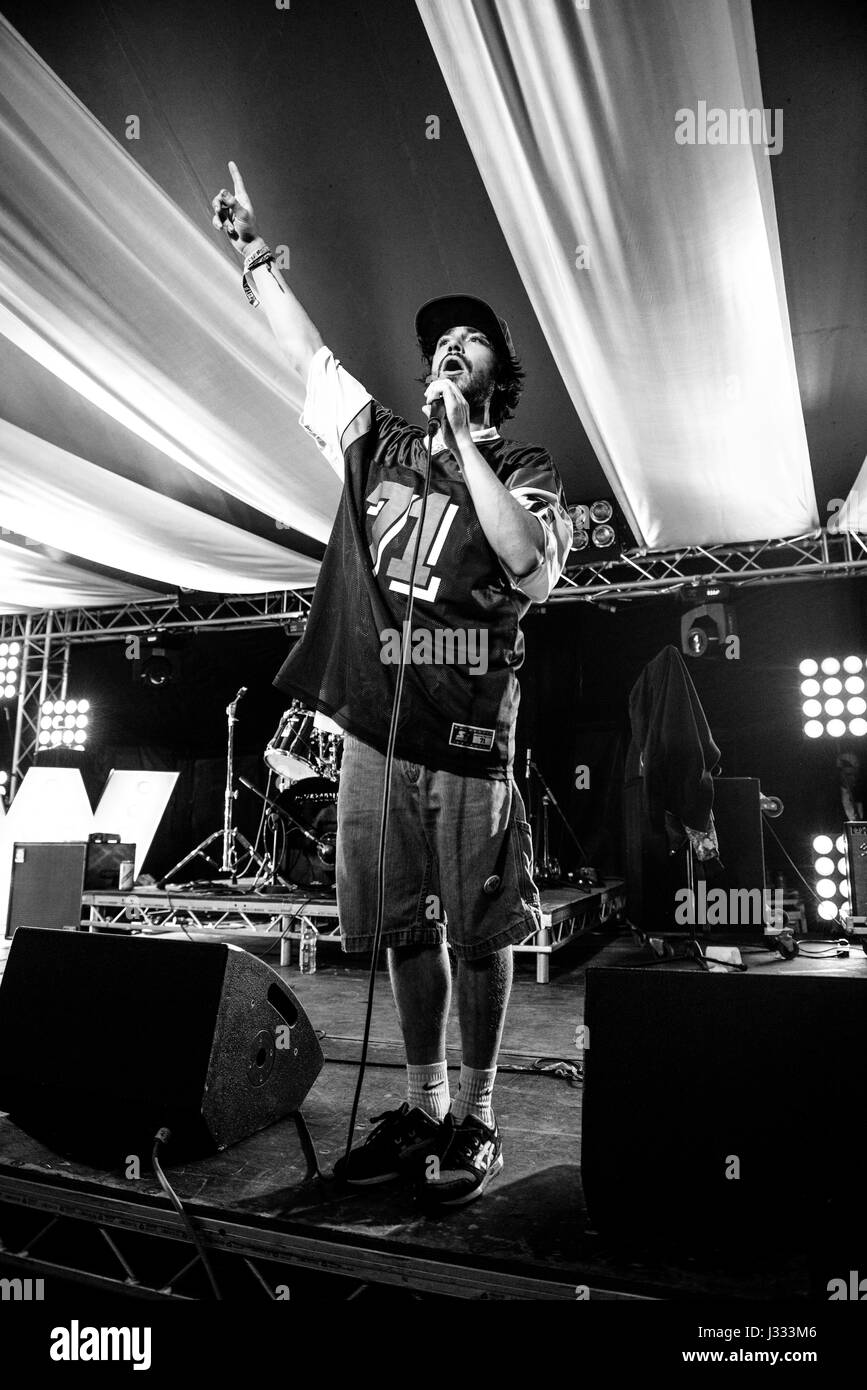 Vicarage Farm, Woodmancott, Winchester, Hampshire, United Kingdom. 29 June 2016. Sounds of Now tent at Blissfields Music Festival 2016. House Party Theme. Blissfields Music Festival was founded in 2001 by Paul and Mel Bliss and has gathered a number of awards over the years including the 'Best Small Festival' at the UK Festival Awards in 2007. © Will Bailey / Alamy Stock Photo