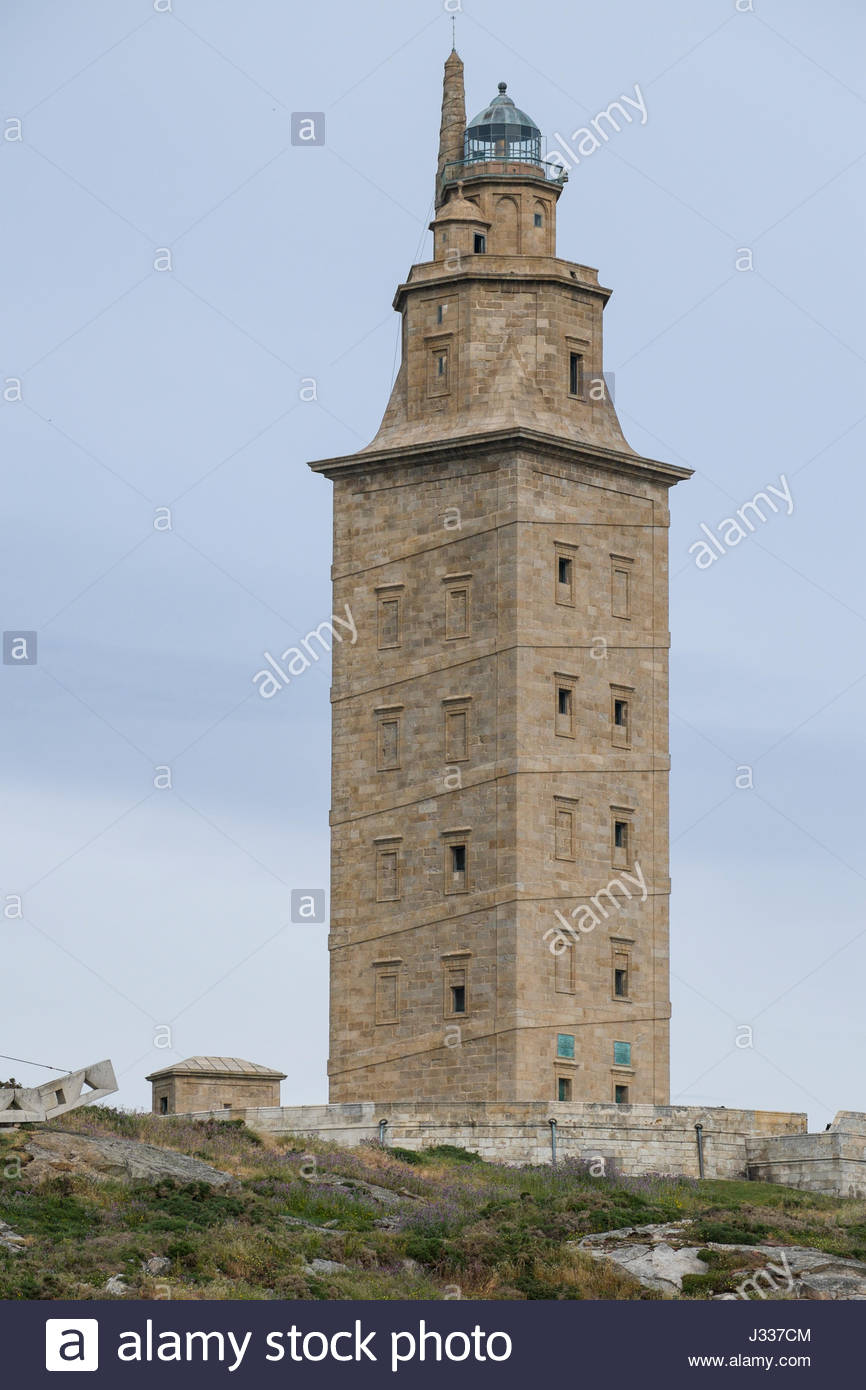 tower-of-hercules-an-ancient-roman-lighthouse-a-corua-galicia-spain-J337CM.jpg