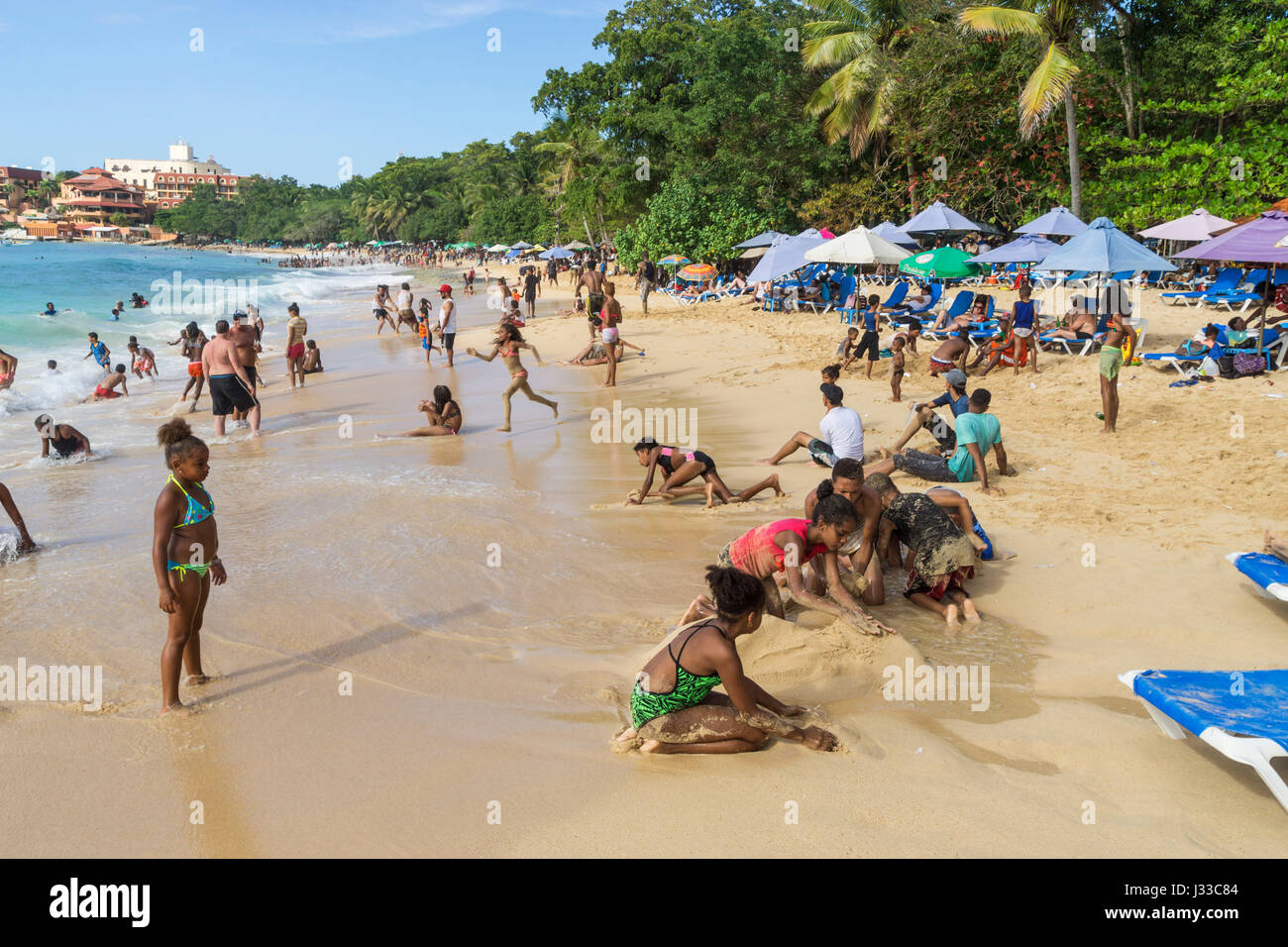 Einheimische am Strand von Sosua, Puerto Plata, Dominican Republic
