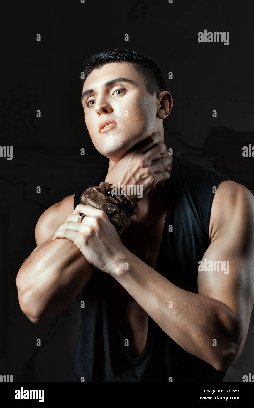 Handed to himself. Strangle neck фото. he himself.