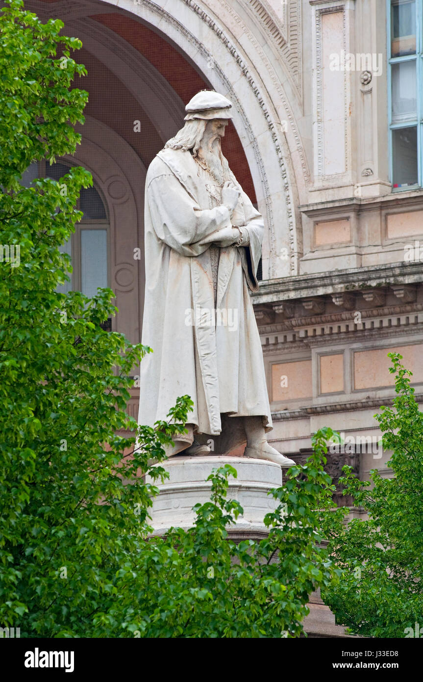 Italy, Lombardy, Milan. Piazza Scala Square, Leonarod da Vinci Monument Stock Photo
