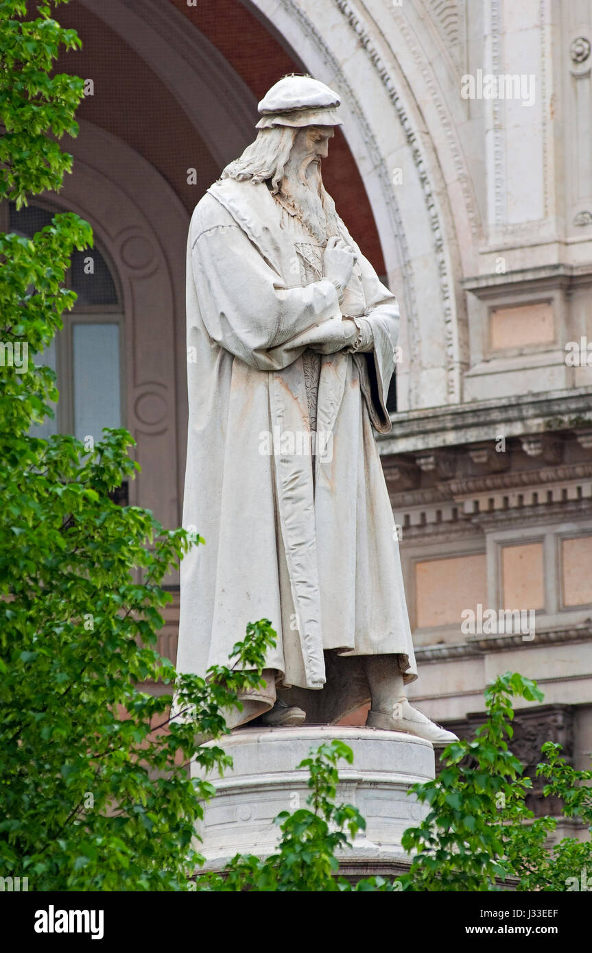 Italy, Lombardy, Milan. Piazza Scala Square, Leonarod da Vinci Monument Stock Photo