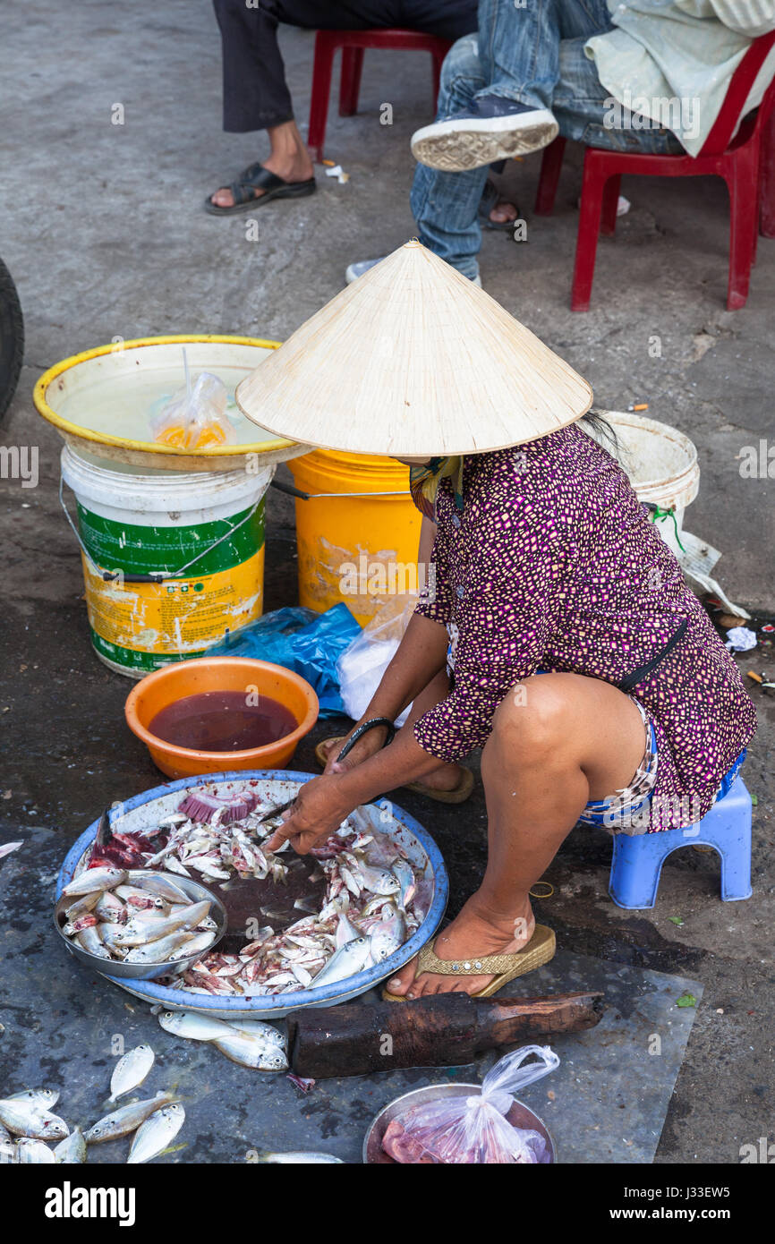 NHA TRANG, VIETNAM - JANUARY 20: Woman is preparing seafood for sale at the market street on January 20, 2016 in Nha Trang, Vietnam. Stock Photo
