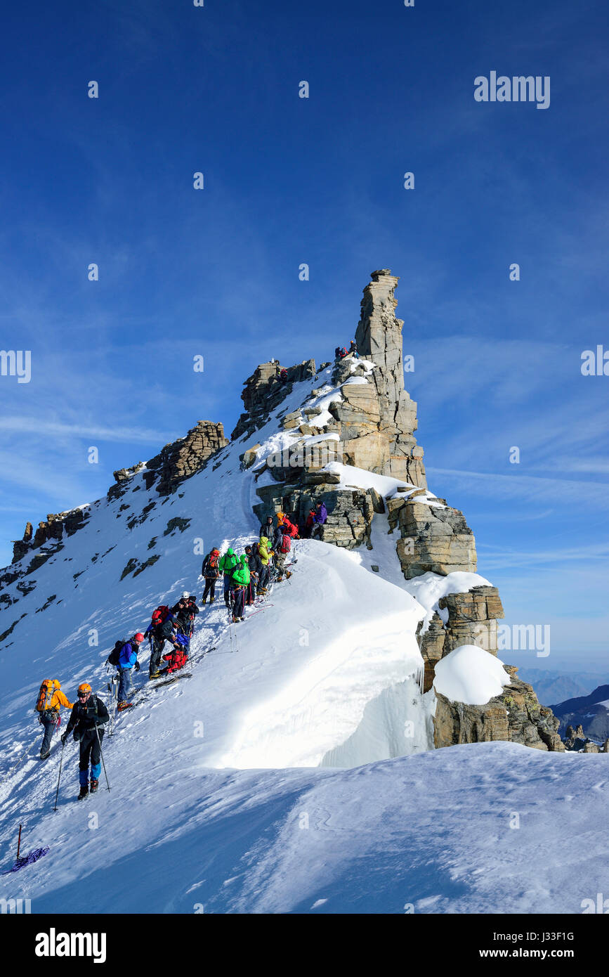 Several groups of persons standing on ridge of Gran Paradiso, Gran Paradiso, Gran Paradiso Nationalpark, Graian Alps range, valley of Aosta, Aosta, Italy Stock Photo