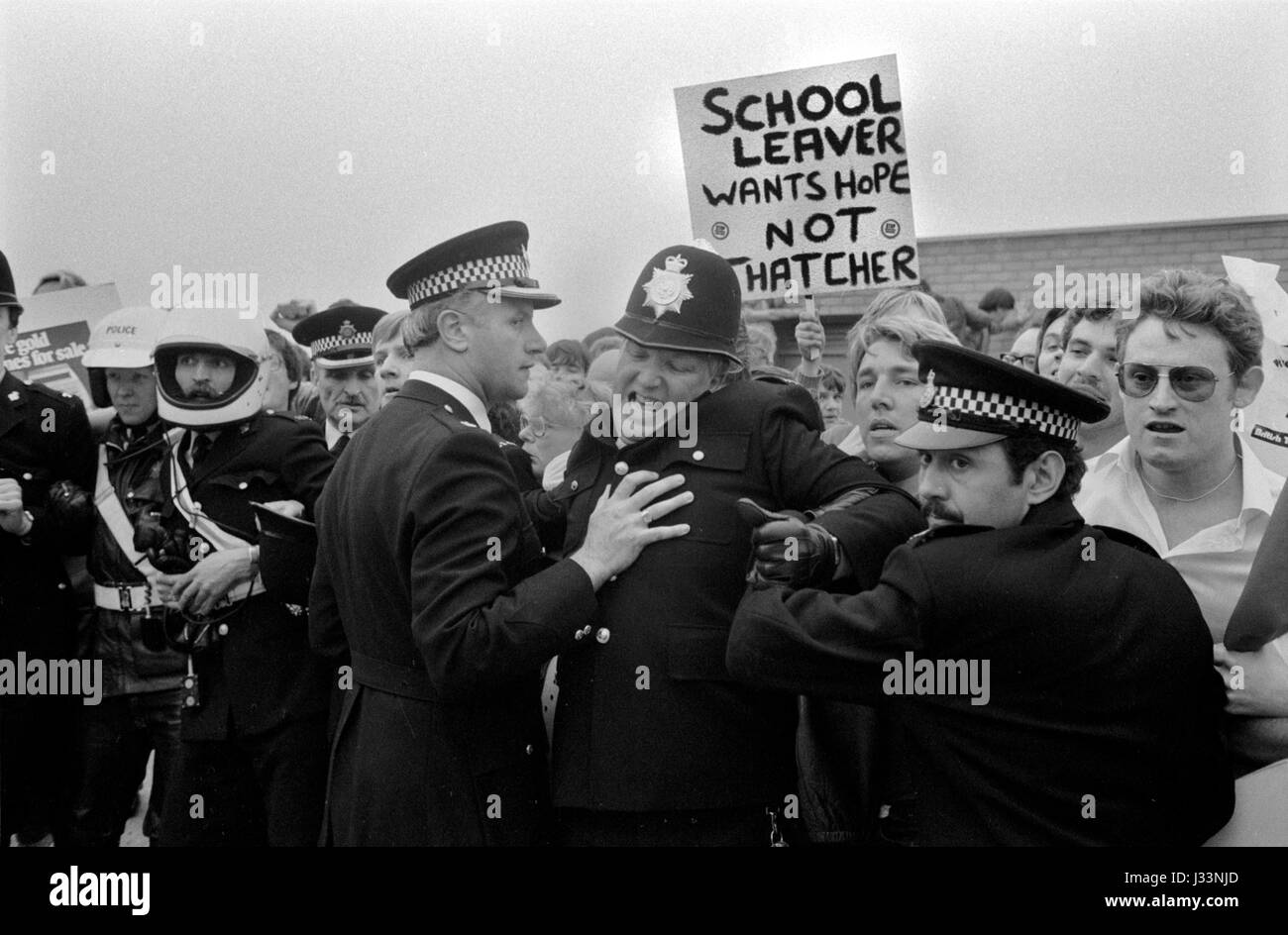 Unemployment line 1980s hires stock photography and images Alamy
