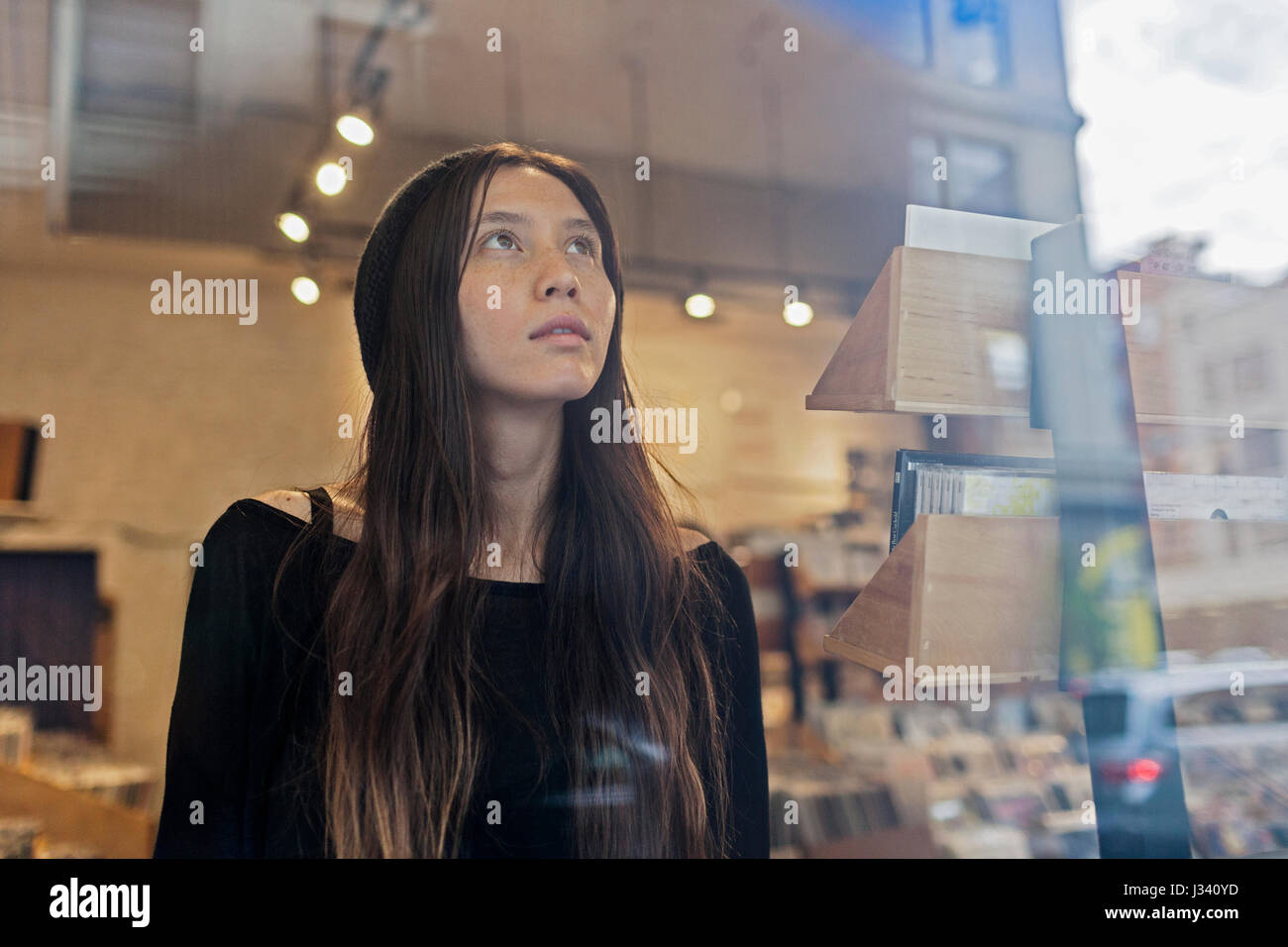 Portrait of a beautiful young woman Stock Photo - Alamy