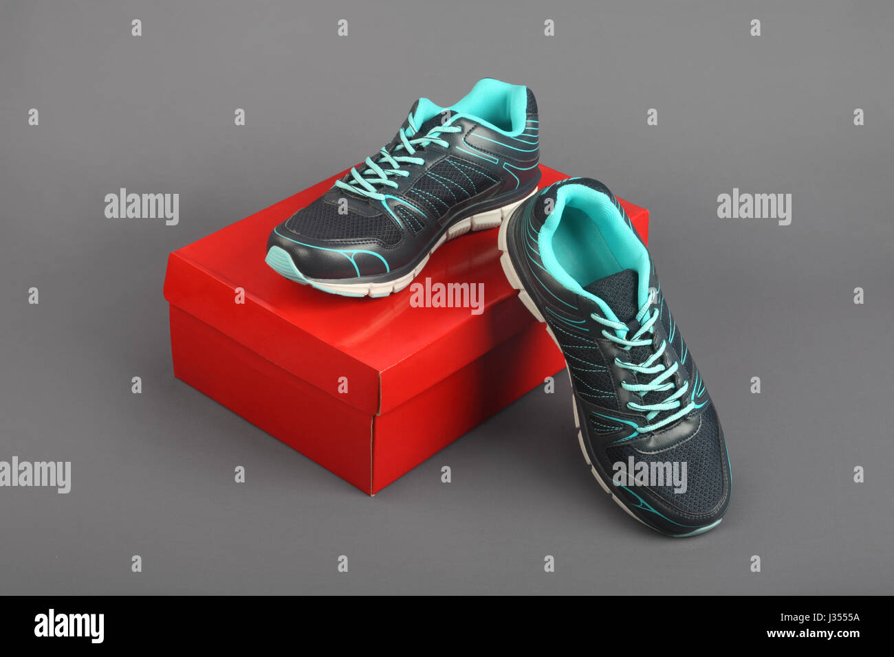Sport shoes box immagini e fotografie stock ad alta risoluzione - Alamy