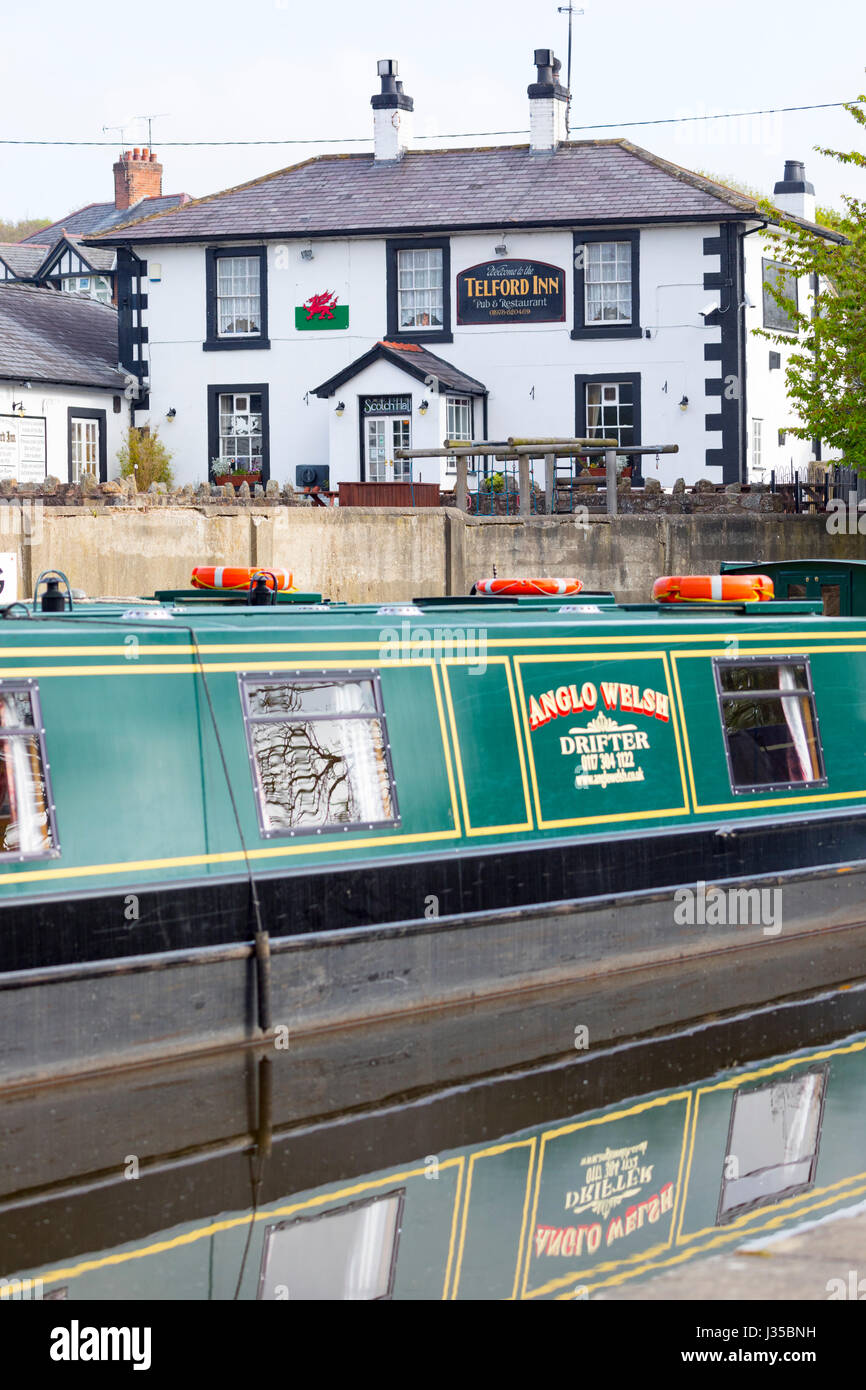 An Anglo Welsh canal barge rental boat in front of the Teleford Inn at