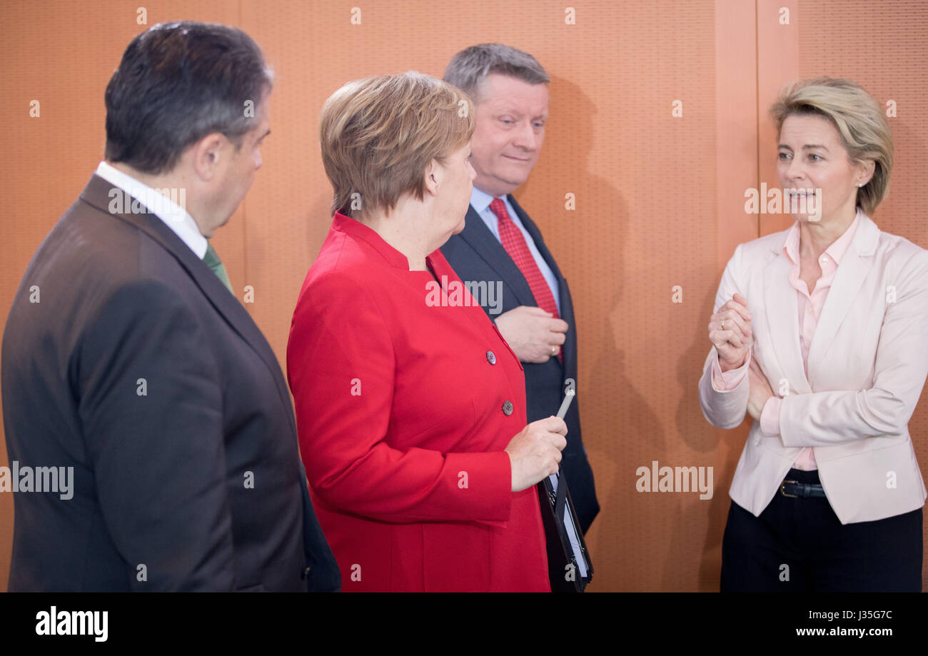 Berlin, Germany. 3rd May, 2017. L-R: German foreign minister Sigmar Gabriel (SPD), chancellor Angela Merkel (CDU), health minister Hermann Groehe (CDU) and defence minister Ursula von der Leyen (CDU) during a meeting of the cabinet in the state chancellery in Berlin, Germany, 3 May 2017. Photo: Kay Nietfeld/dpa/Alamy Live News Stock Photo
