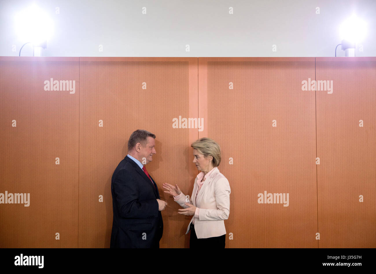Berlin, Germany. 3rd May, 2017. German defence minister Ursula von der Leyen (CDU) and the health minister Hermann Groehe (CDU) a meeting of the cabinet in the state chancellery in Berlin, Germany, 3 May 2017. Photo: Kay Nietfeld/dpa/Alamy Live News Stock Photo