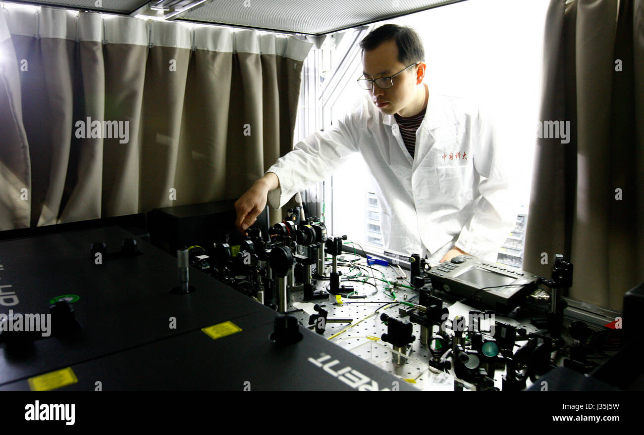 ученые в лаборатории. лаборатории китая. японский телевизор. биоробот фрэнк. квантовый микроскоп.