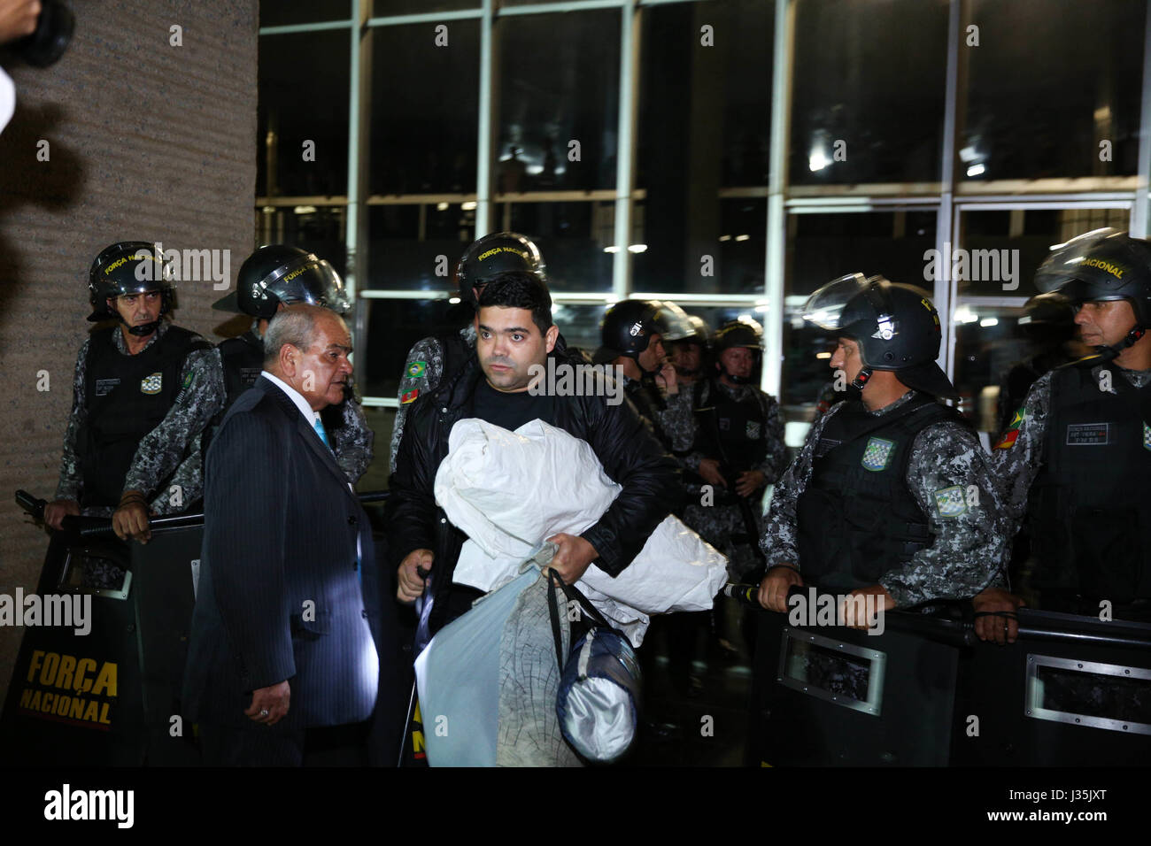 BRASÍLIA, DF 02.05.2017 PRISON GUARDS INVADE MJ Correctional