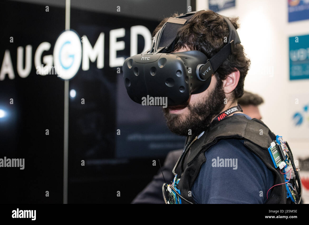 London 3rd May 2017 VR Counter terrorism training at the Counter Terror Expo, London Credit: Ian Davidson/Alamy Live News Stock Photo