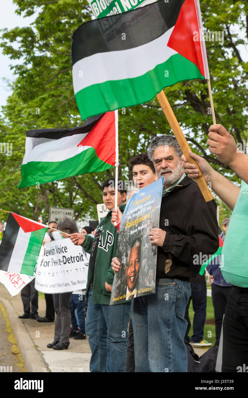 Dearborn, Michigan, USA. 3rd May, 2017. Members of American Muslims for Palestine and Jewish Voice for Peace hold a vigil in support of 1500 Palestinian political prisoners who are on a hunger strike to protest conditions in Israeli prisons. Credit: Jim West/Alamy Live News Stock Photo