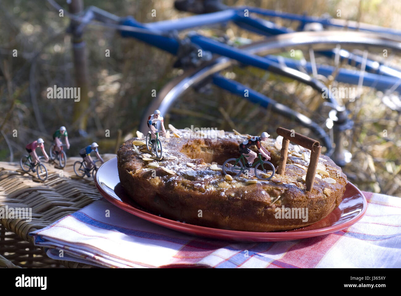 Mois De Juillet Pique Nique Tour De France Gateau Paris Rhubarbe Stock Photo Alamy