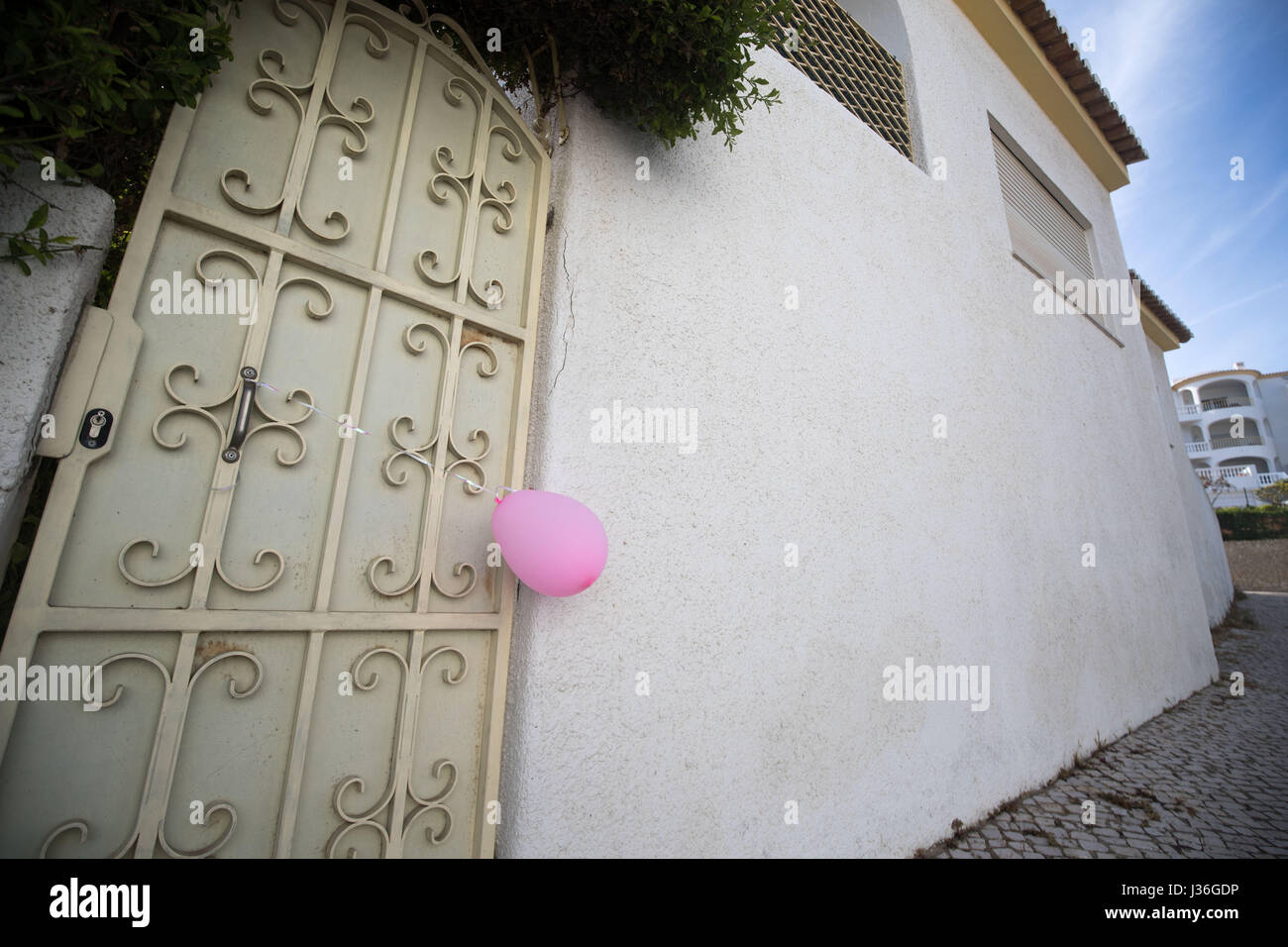 A Pink Balloon Outside Apartment 5a On Rua Dr Agostinho Da Silva In Praia Da Luz Portugal Where Madeline Mccann Went Missing From 10 Years Ago On May 3rd Stock Photo Alamy