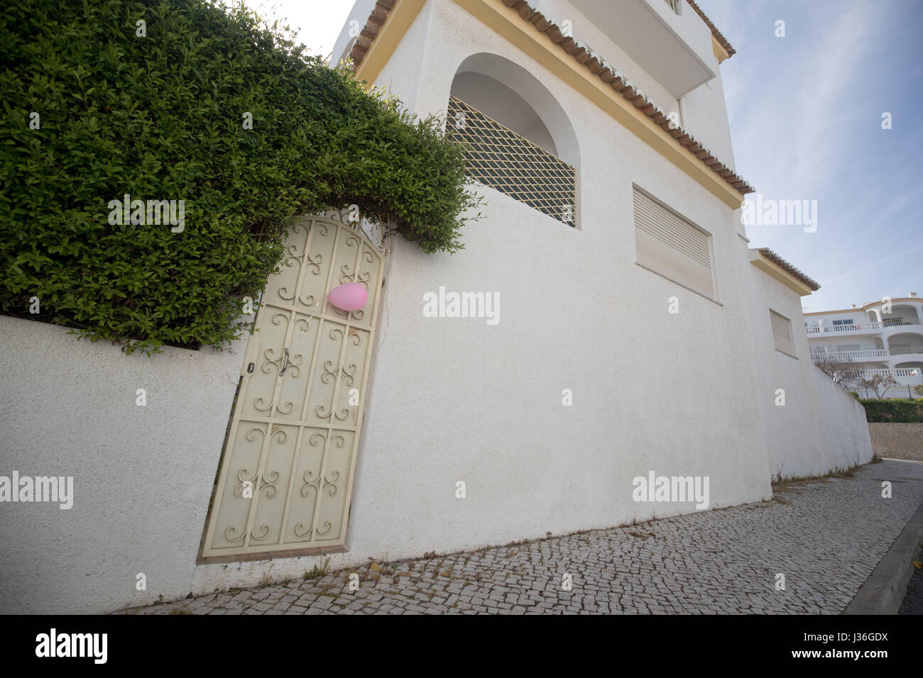 A Pink Balloon Outside Apartment 5a On Rua Dr Agostinho Da Silva In Praia Da Luz Portugal Where Madeline Mccann Went Missing From 10 Years Ago On May 3rd Stock Photo Alamy