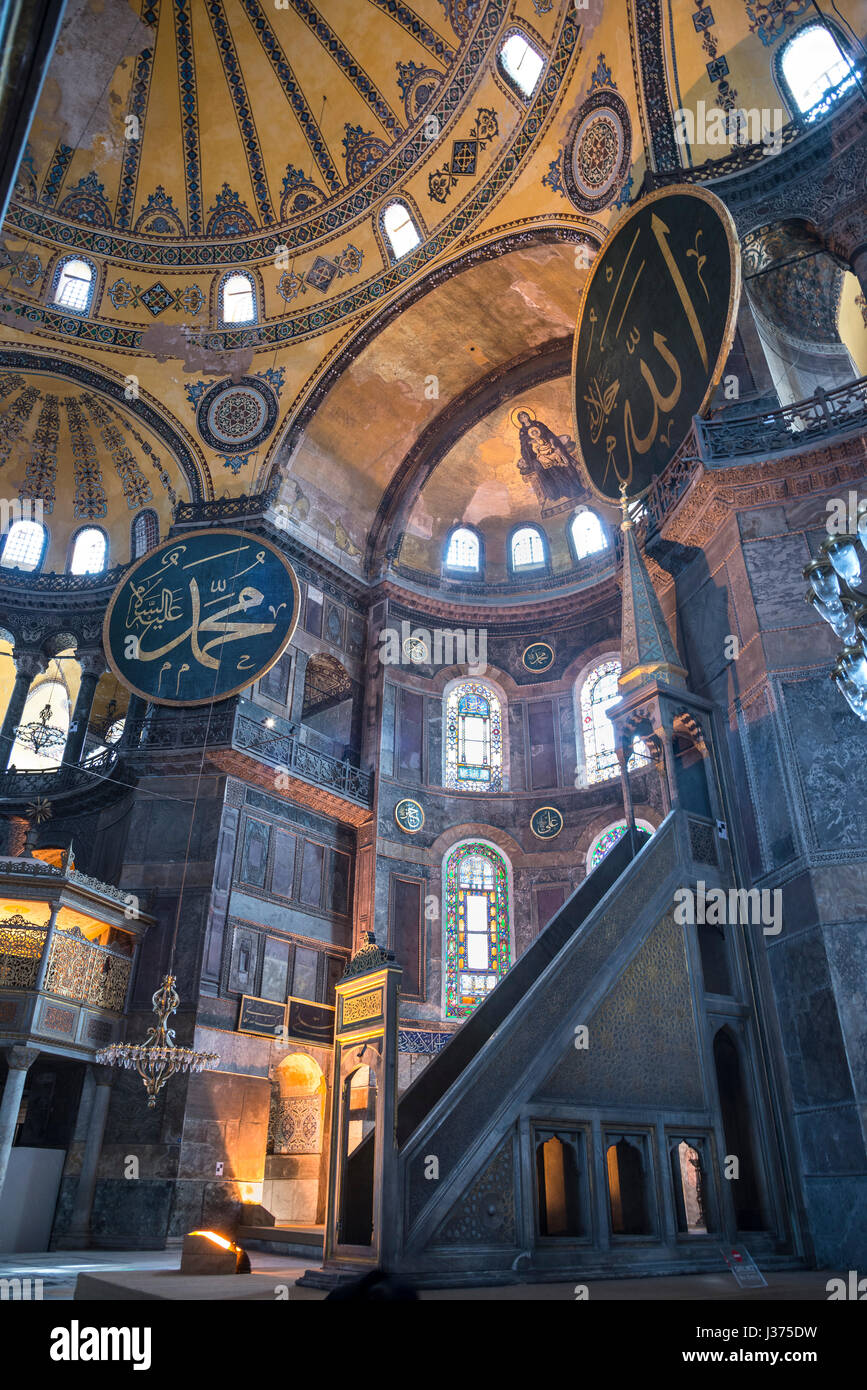 The Mihrab and apse, Aya Sofya, with the mosaic of the Virgin and child in the dome of the apse. Sultanahmet, Istanbul, Turkey Stock Photo