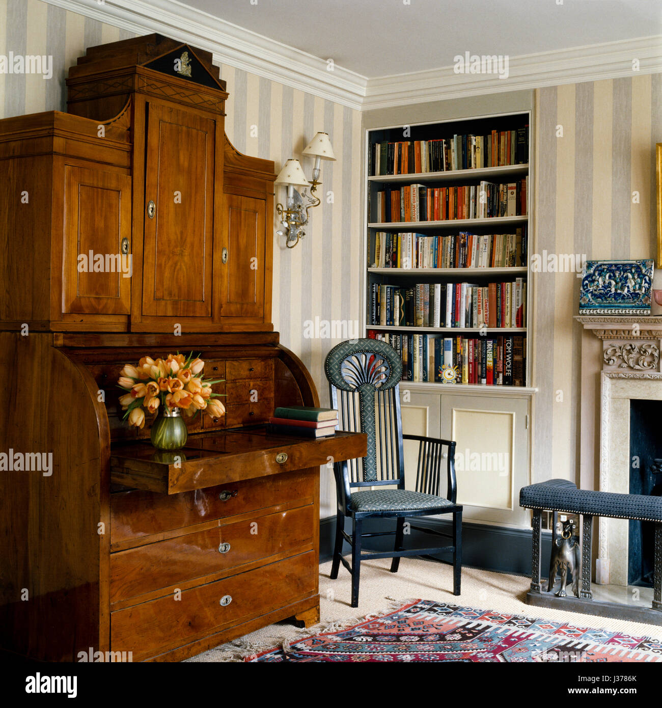 Old fashioned bookshelf hi-res stock photography and images - Alamy