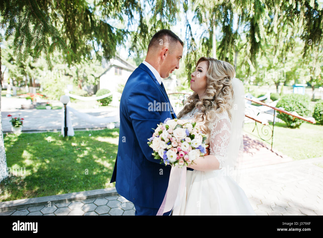 Wedding couple small bridge hi-res stock photography and images - Alamy