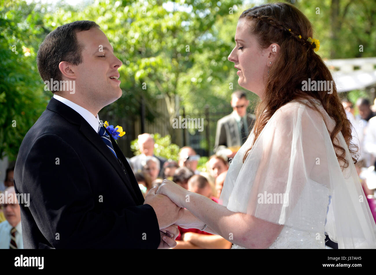 Bride and groom take vows at their wedding Stock Photo - Alamy