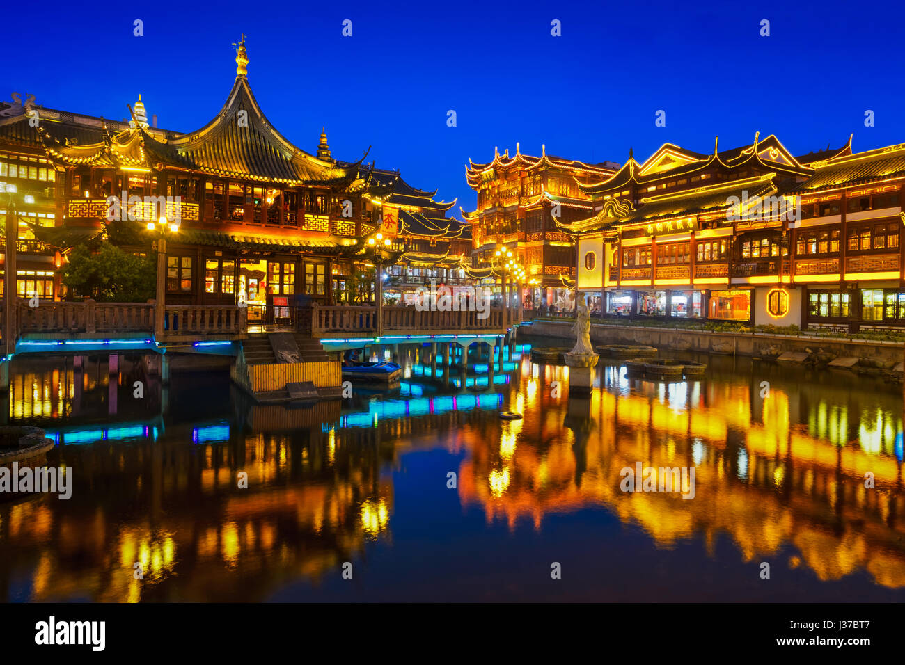 Shanghai's Yu Garden at the blue hour time Stock Photo