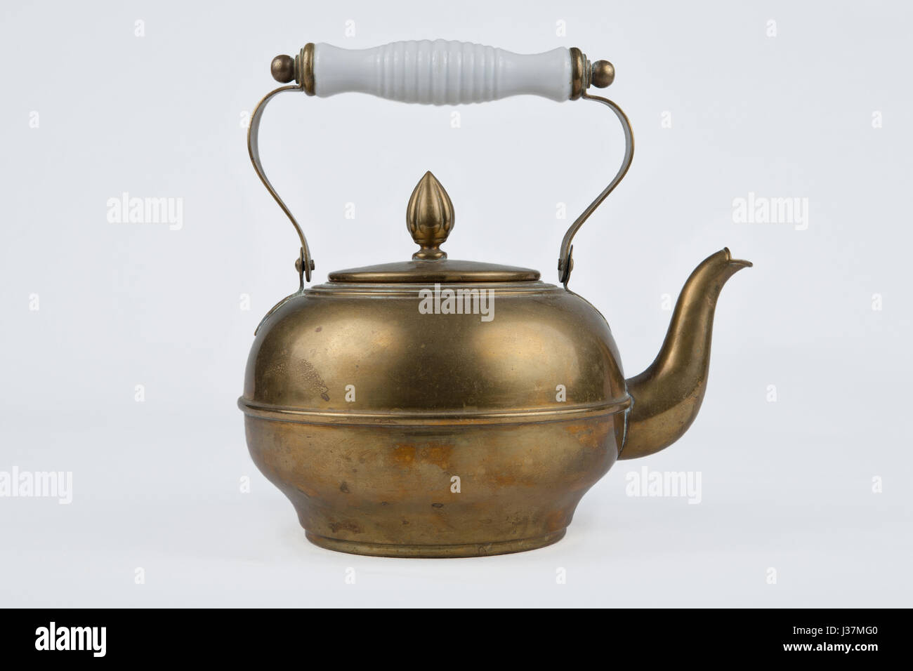 https://c8.alamy.com/comp/J37MG0/old-and-antique-vintage-copper-coffee-pot-on-isolated-white-background-J37MG0.jpg