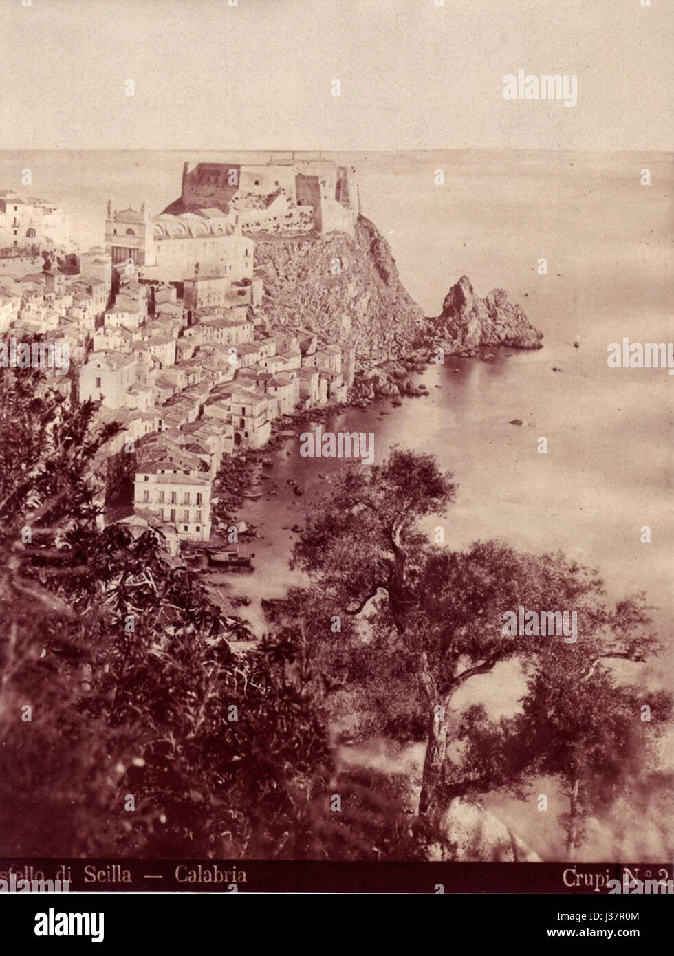 Castello di scilla hi-res stock photography and images - Alamy, image size:980x1390