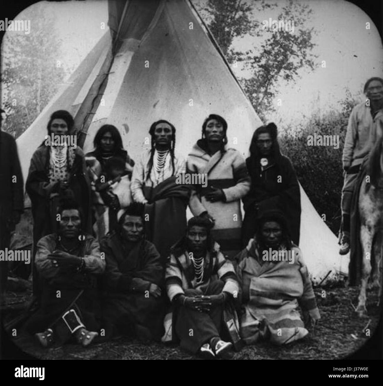 Crow tribe hi-res stock photography and images - Alamy
