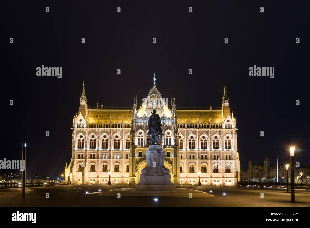 Night view parliament budapest hungary hi-res stock photography and ...