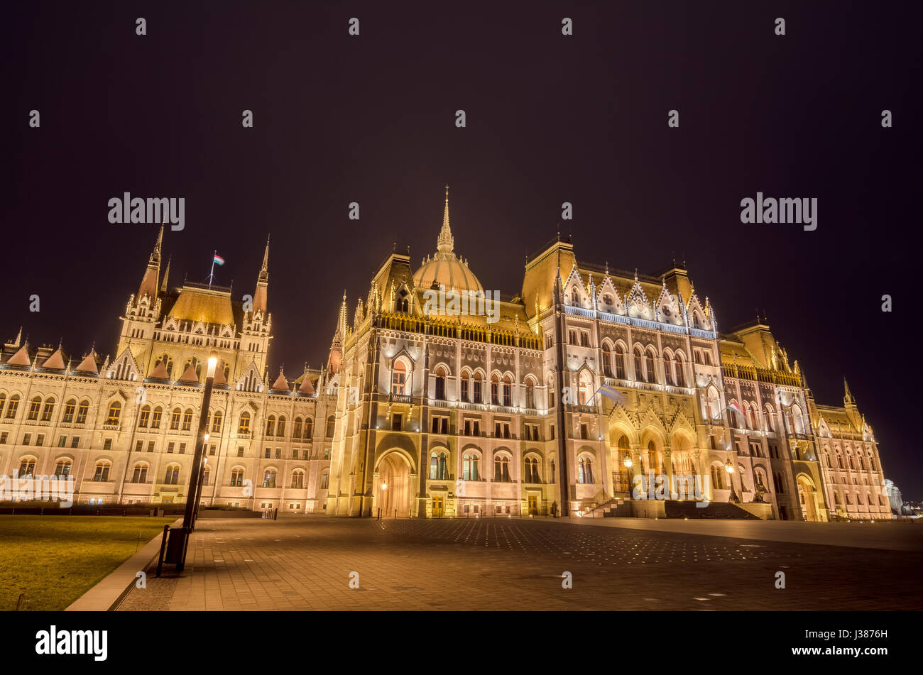 Night view parliament budapest hungary hi-res stock photography and ...