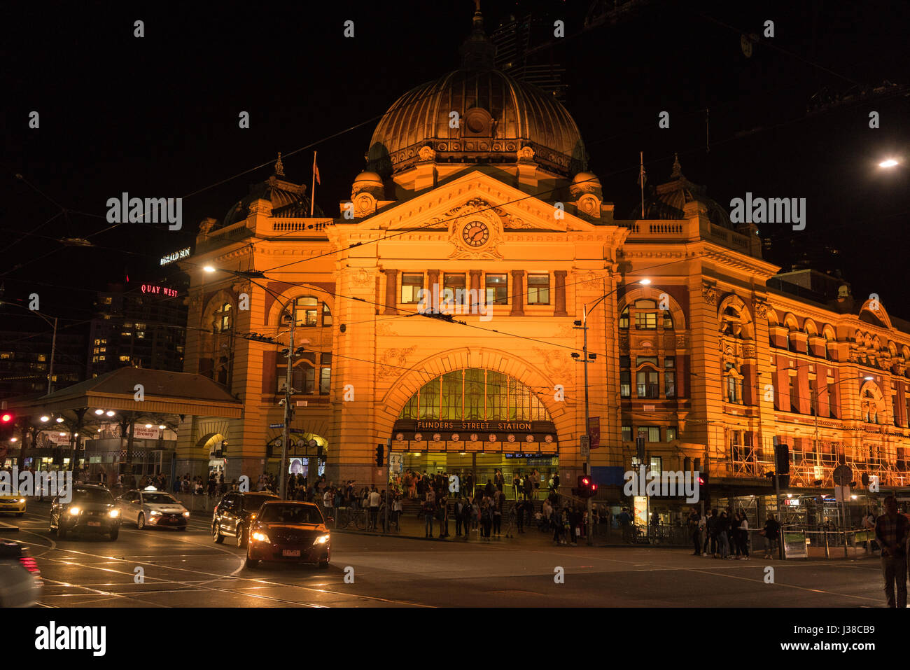 Flinders Street railway station is on the corner of Flinders and Swanston Streets in Melbourne, Australia. It serves the entire metropolitan rail netw Stock Photo