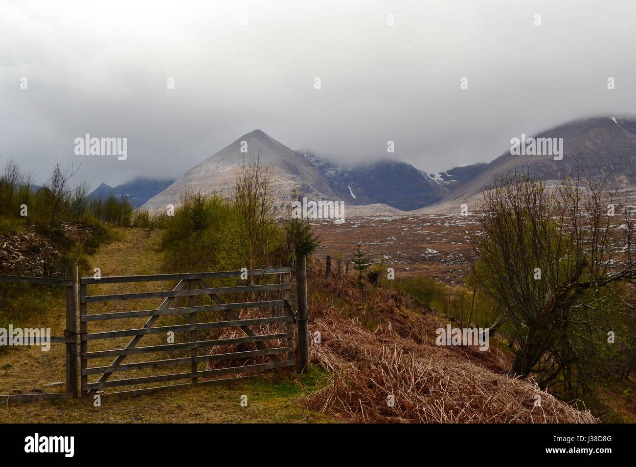 Gate leading towards An Teallach in the clouds with Glas Mheall Liath in the foreground, near Dundonnell, West Highlands of Scotland Stock Photo