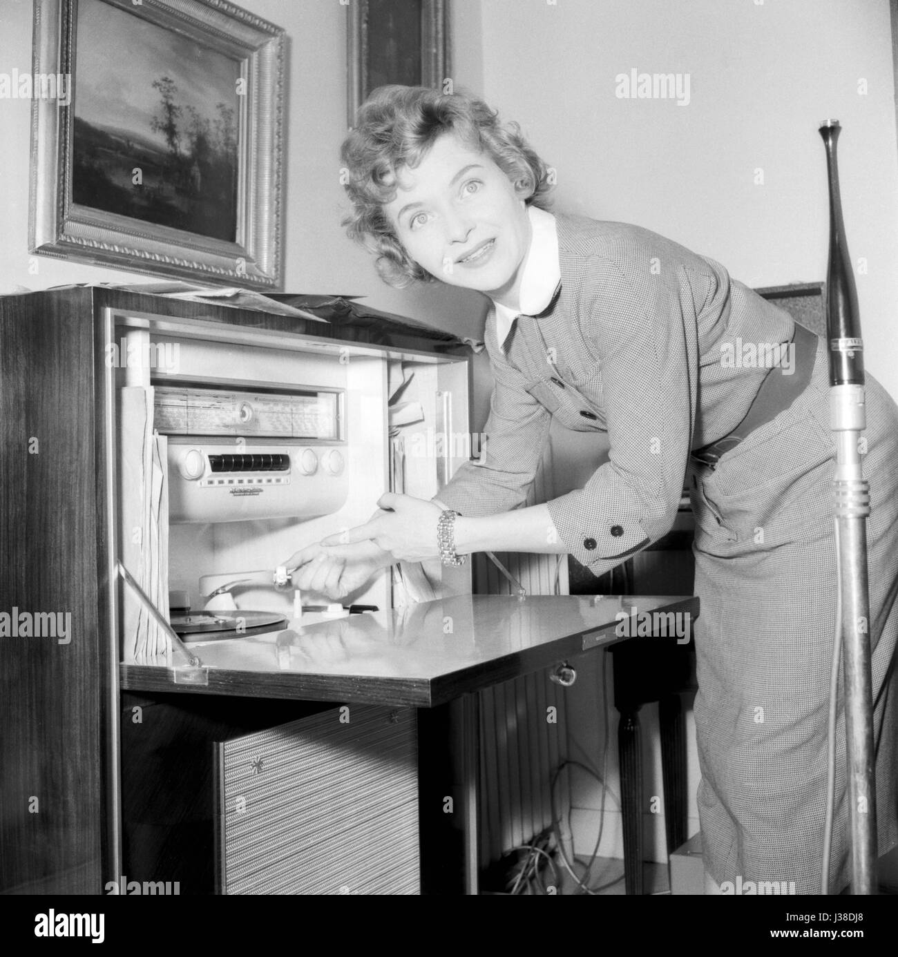 Line Renaud At Home In Rueil Malmaison C 1954 1955 Photo Georges Stock Photo Alamy