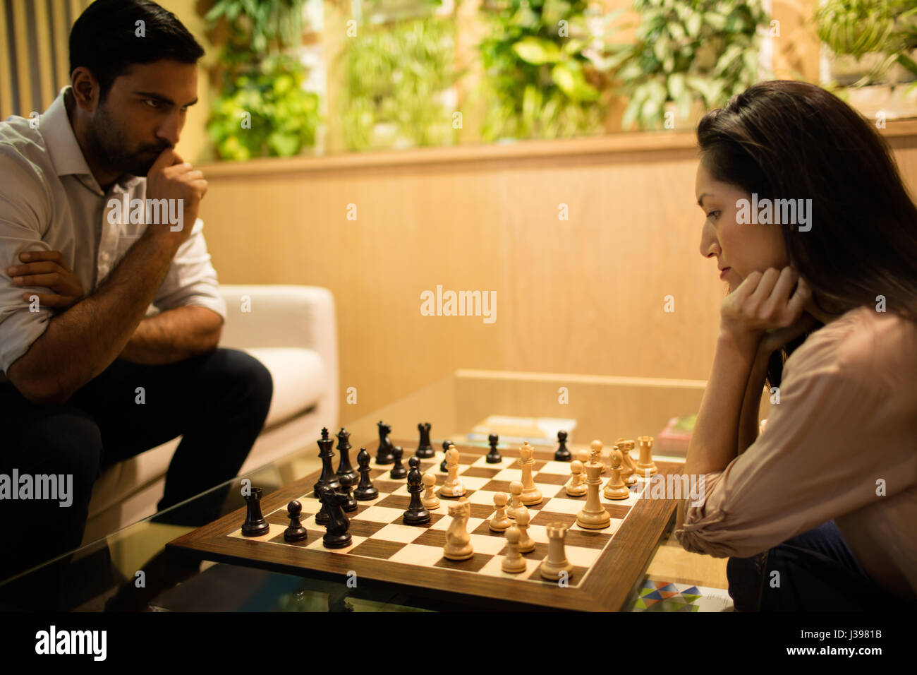Мужчины играют в шахматы. Парень с шахматами. Игра в шахматы мужчина и женщина. Мужчина за игрой в шахматы. Игра в шахматы фотосессия.