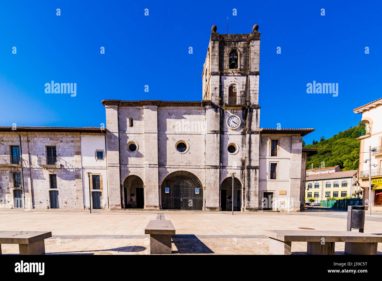 La colegiata de santa maria hires stock photography and images Alamy
