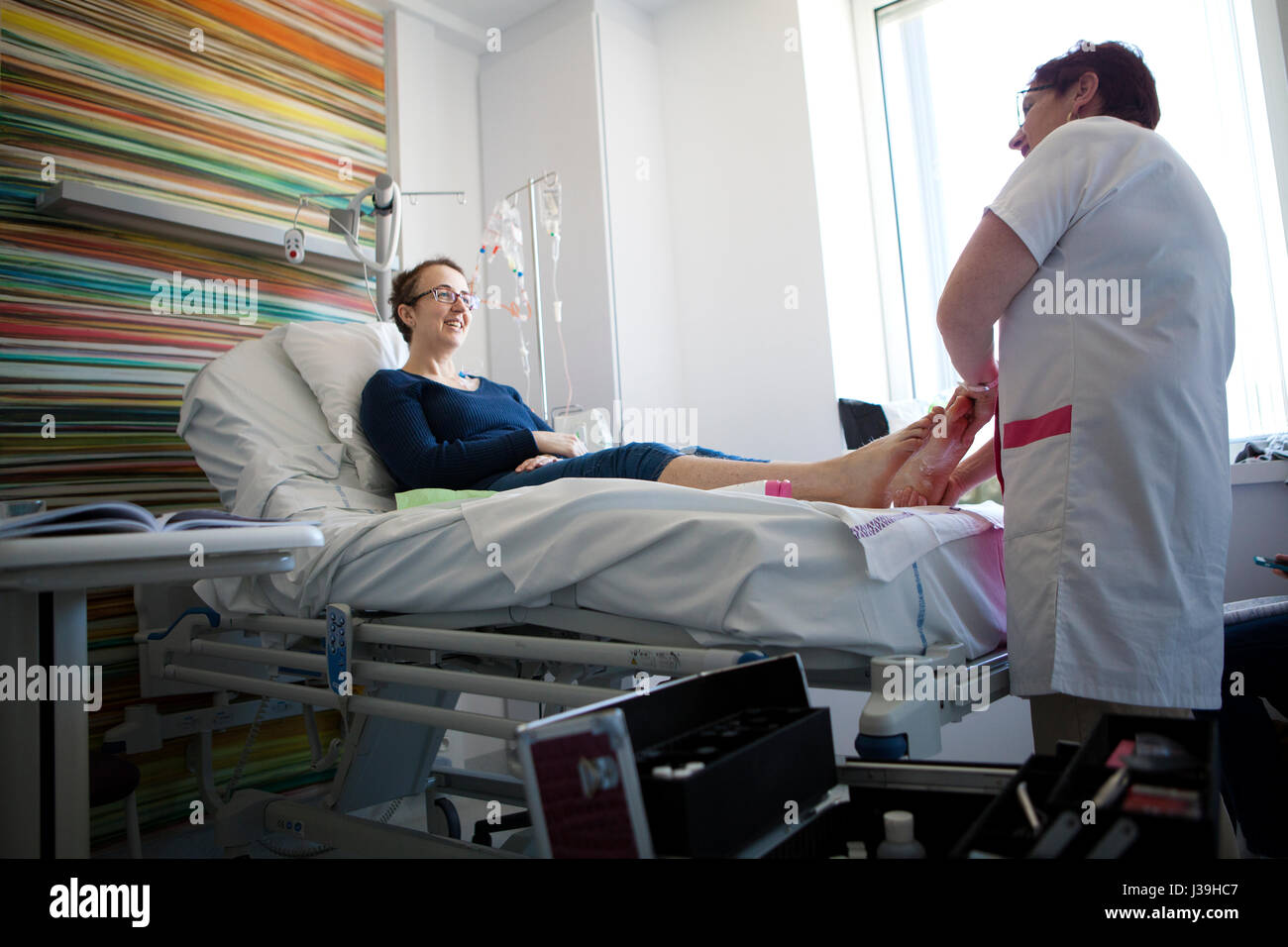 Old lady smiling hospital hi-res stock photography and images - Alamy