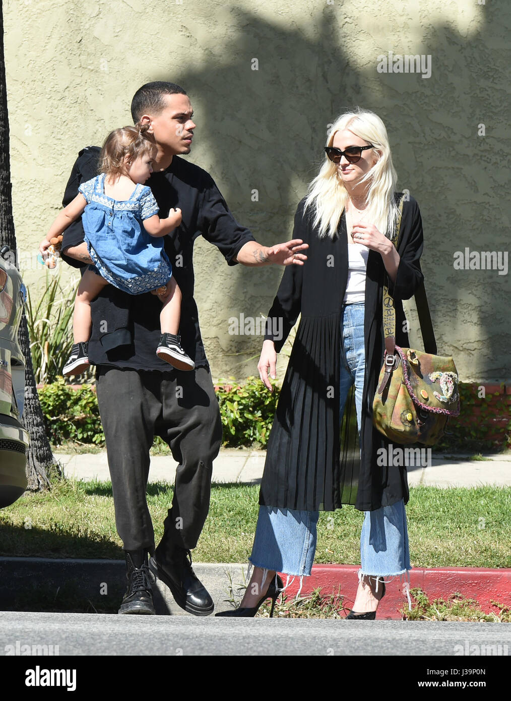 Ashlee Simpson and Evan Ross cross Ventura Boulevard with their(02)