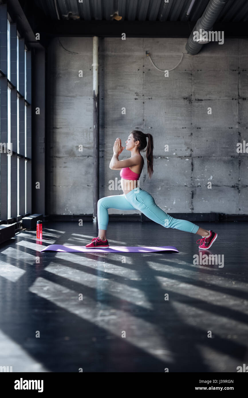 Girl doing backbend hi-res stock photography and images - Alamy