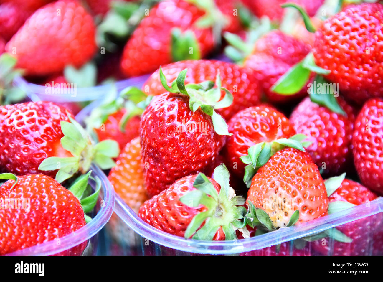 Strawberries in street market hi-res stock photography and images - Alamy