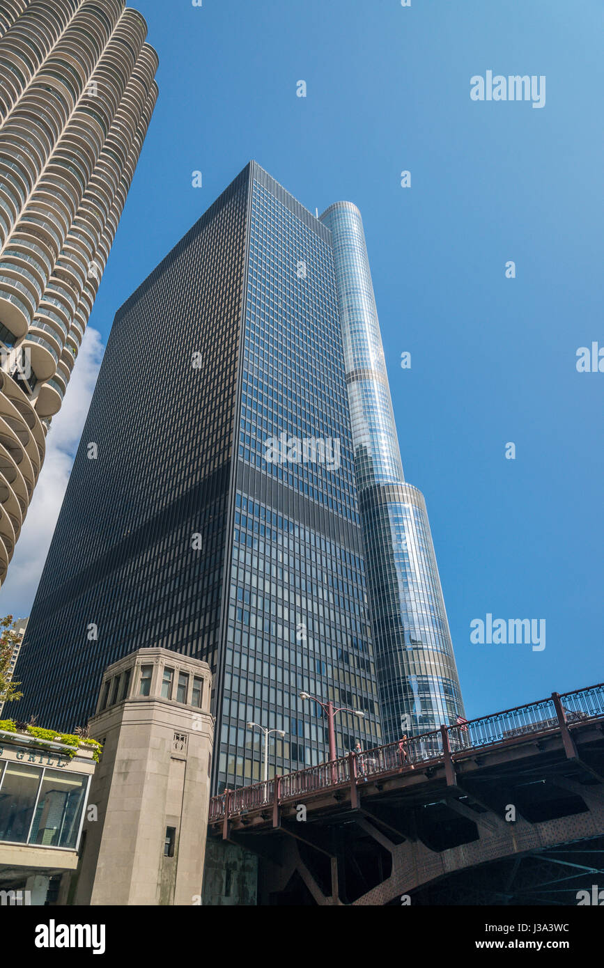 Chicago's Original Architecture Tour® (75 minutes) Cruise down the Chicago River to see the city's famous architecture on this minute tour. With commentary from your onboard guide, watch the spectacular skyline glide by, including more than 40 notable buildings like the Aon Center, the Wrigley Building and the John Hancock Building.5/5(K).